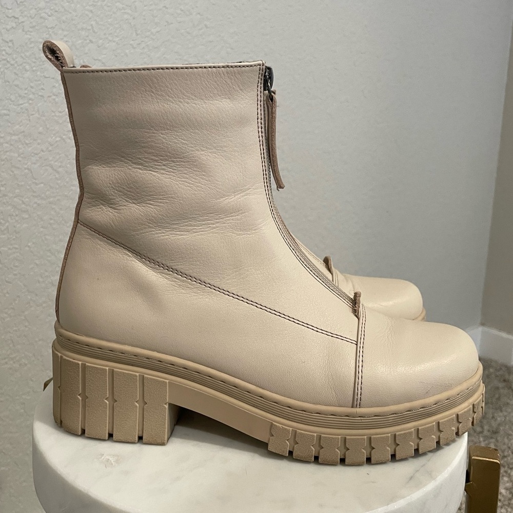 Cream Zip-up Lugg Boots